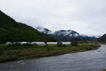 川べりから山をのぞむ