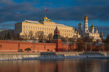 Obraz premium Grand Kremlin Palace, the Annunciation Tower and the ensemble of the Kremlin Cathedral Square from the embankment of the Moskva River, Moscow, Russia