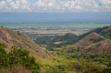 Obraz premium The view of a green plain covered with rice fields.
