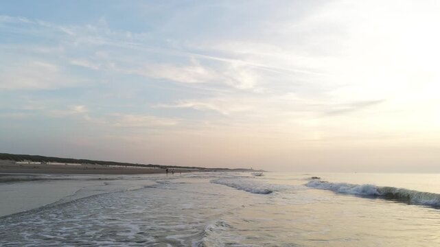 Seichte Wellen am Nordseestrand in Zeeland Domburg