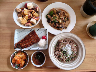 Midsummer Day - An example of a daily Japanese-style set meal based on grilled eel (a combination set of grilled eel and cold soba noodles) / 土用の丑の日 - 鰻の蒲焼きをベースにした日替わり和風定食の一例(うなぎのかば焼きとざるそばの組み合わせセット)