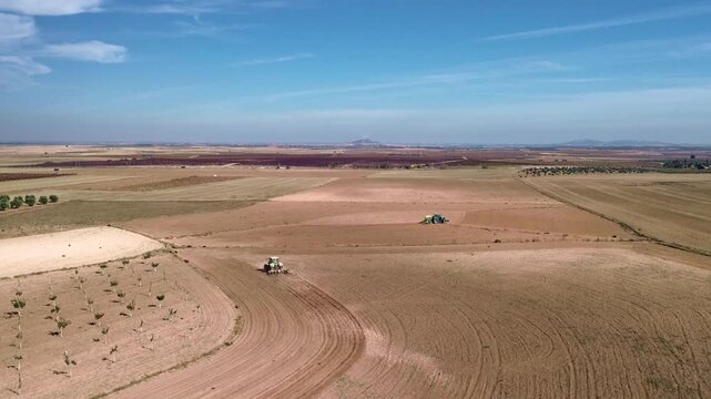 TRACTORES ARANDO Y SEMBRANDO