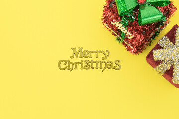 메리 크리스마스 글자가 있는 노랑색 배경