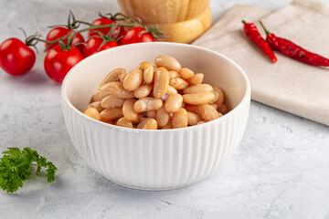 Canned white beans in the bowl