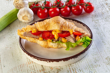 Croissant with tuna, tomato and salad