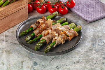 Boiled asparagus with roasted bacon