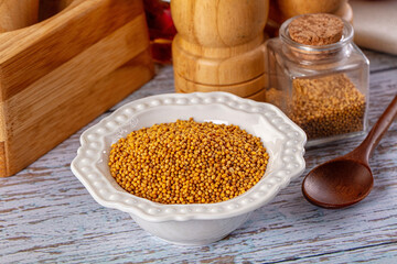Raw dry aroma flavour mustard seeds