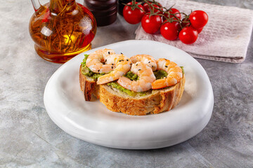 Sandwich with prawn and avocado