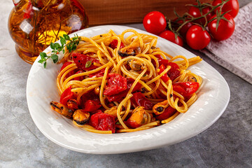 Spaghetti with mussels and tomato