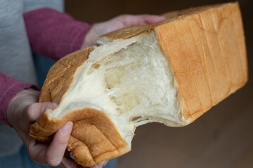 柔らかい食パンを持っている人