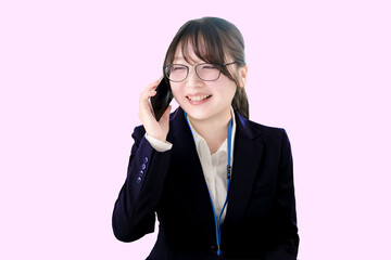 笑顔で話すビジネスウーマン