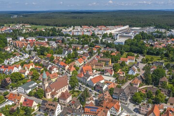 Fototapeta premium Die mittelfränkische Marktgemeinde Feucht bei Nürnberg aus der Vogelperspektive