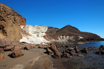 Blick auf das Mittelmeer mit einer bizarren weißen Felsformation an der Bucht Cala Rajá im Naturpark Cabo de Gata-Níjar in Andalusien, Spanien
