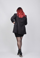 Fototapeta premium frau, gestalten, schönheit, leitbild, rote, haare, strumphose, business, lady, anzug, jacke, jacket, leute, person, stil, atelier, black, haar, bekleidung, mantel, gesicht, rock, posing, kleidung, boo