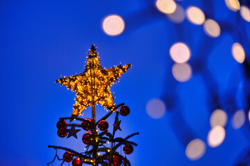Beleuchteter Stern an einer Christbaumspitze