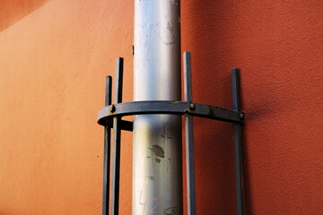 Goutti&egrave;re prot&eacute;g&eacute;e par une barri&egrave;re.