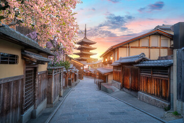 Naklejka premium Yasaka Pagoda in Kyoto, Japan, in spring, cherry blossoms in full bloom 