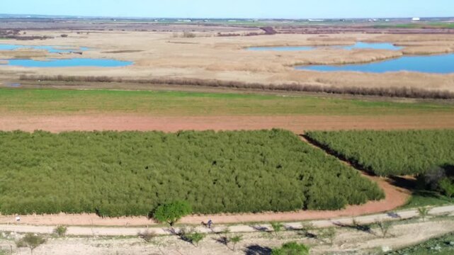 CICLISTA PASEANDO ENTRE LAGUNAS
