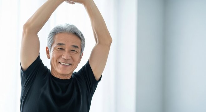 遠赤外線とマイナスイオン放出効果のある機能性ウェアを着て、笑顔でストレッチをしている日本人シニア男性