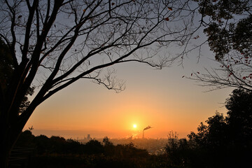 工場地帯に朝日が昇る