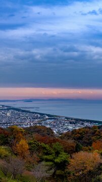 紅葉の湘南平から見た江ノ島方面の風景_縦型_固定