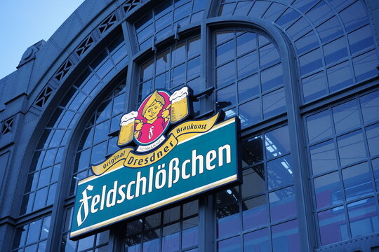 Gro&szlig;fl&auml;chige Werbung von Feldschl&ouml;&szlig;chen am Hauptbahnhof in Dresden am 27.11.2025