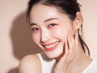 笑顔できらめく綺麗な肌に美容クリームを塗る日本人女性美人モデルの接写写真。スキンケア、コスメ、ビューティーケア広告用