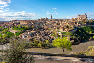 Fototapeta premium Toledo cityscape with cathedral and alcazar over old town and Tajo river, Spain