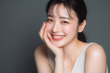 透明感ある美しい美肌の笑顔の日本人女性美人モデルの接写写真。スキンケア、コスメ、ビューティーケア広告用