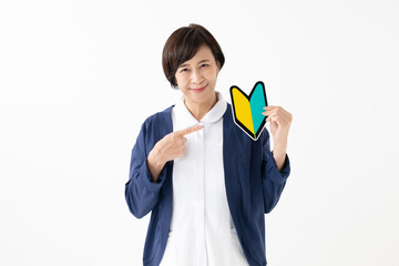 初心者マークを持つ女性