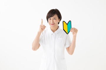 初心者マークを持つ看護師