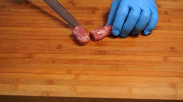 Tagliare a tocchetti la salsiccia coni lo coltello