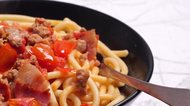 Pasta condita con salsiccia e pomodorini
