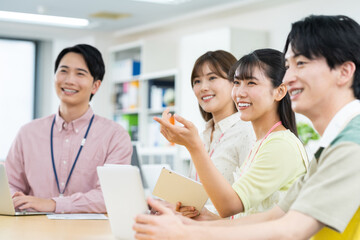 オフィスで会議をする若いエンジニア