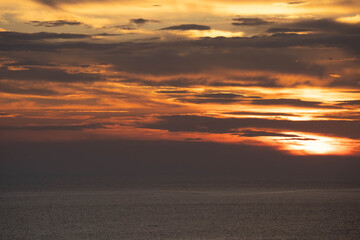 붉게 물든 아름다운 저녁 하늘