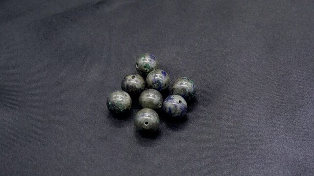 ゾイサイト　ビーズ　動画（黒背景）