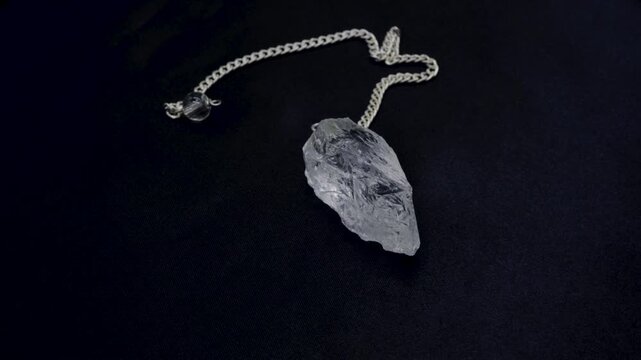 水晶ペンデュラムの回転映像（黒背景）