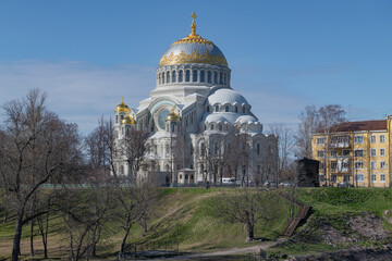 Obraz premium View of the naval Cathedral of St. Nicholas the Wonderworker on a sunny April day, Kronstadt