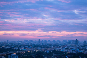 Obraz premium Stunning urban sunset over city skyline nature scene evening vibes aerial view