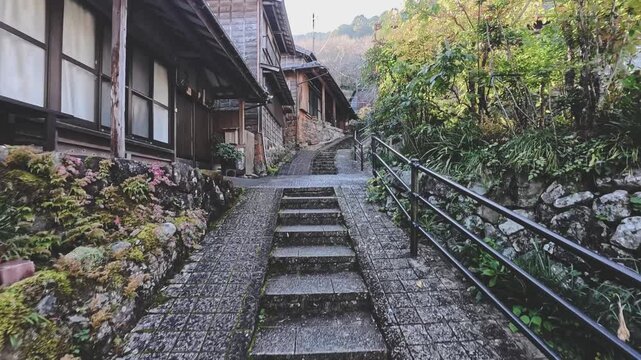 静岡県静岡市にある宇津ノ谷集落の石畳の坂道が続く古い街並みを歩く

