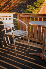 Sitzgarnitur am Balkon im Sonnenlicht 