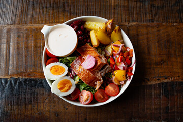 gesunde, ausgewogene Mahlzeit bestehend aus einer proteinreichen Bowl mit Kartoffeln und Lachs