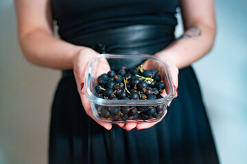 Frau mit einer Schale Beeren in der Hand