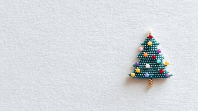 ビーズとカラーパールで作ったクリスマスツリーのミニチュア装飾