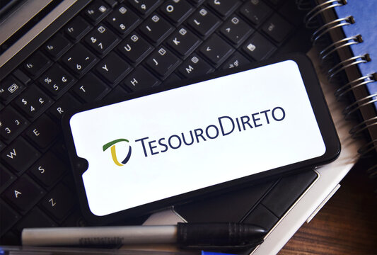 The logo of Tesouro Direto (Brazilian Treasury Direct) is shown on a smartphone screen. Investment, Fixed Income, Brazilian Government, buying and selling of government bonds.