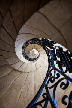 Vieil escalier dans le Palais Jacques C&oelig;ur &agrave; Bourges en France