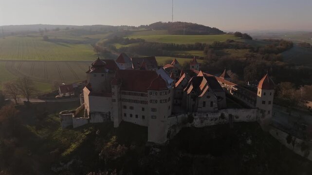 Drohnenbild der Burg Harburg im Sueden Deutschlands ueber dem Woernitz Tal im Noerdlinger Ries an einem klaren kalten Tag. Drohnenpanorama der Burg Harburg im Donau Ries
