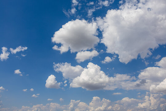 Ciel bleu et nuages en &eacute;t&eacute;