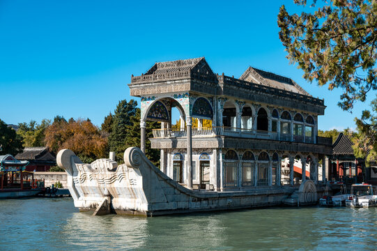 The Qingyan Boat on the banks of Kunming Lake is one of the scenic spots in the Summer Palace, a famous imperial garden in Beijing