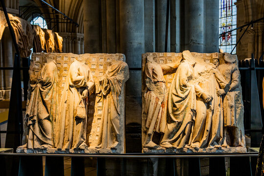 Crypte de la cath&eacute;drale de Bourges en France